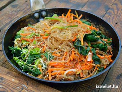 Sertéshúsos, zöldséges üvegtészta (koreai étel)